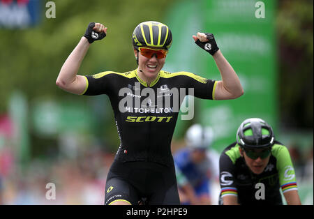 Mitchelton Scott's Sarah Roy feiert gewinnen, als sie die Ziellinie überquert bei Stufe drei der Tour die OVO Energie Frauen von Atherstone in Royal Leamington Spa. Stockfoto