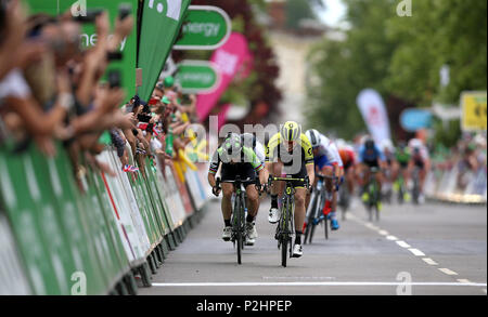 Mitchelton Scott's Sarah Roy feiert gewinnen, als sie die Ziellinie überquert bei Stufe drei der Tour die OVO Energie Frauen von Atherstone in Royal Leamington Spa. Stockfoto