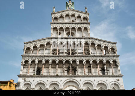 Lucca, Toskana, Italien. Die spektakuläre 13c romanischen Fassade der Kirche San Michele in Foro, über das alte römische Forum gebaut Stockfoto