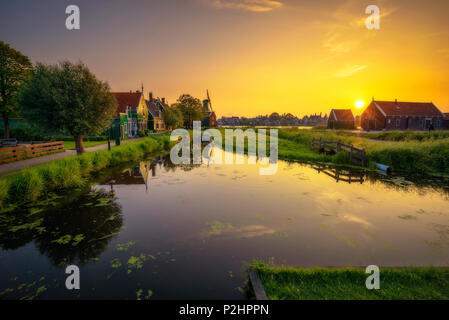 Sonnenuntergang über dem Dorf Zaanse Schans in den Niederlanden Stockfoto