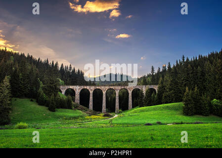 Historisches Eisenbahnviadukt in der Nähe von telgart in der Slowakei Stockfoto