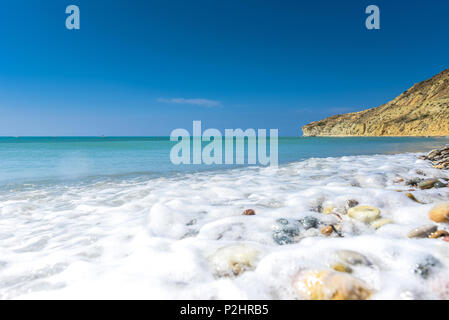 Idyllischen ruhigen tropischen Strand mit türkisblauem Meer Wasser und Kieselsteinen Stockfoto