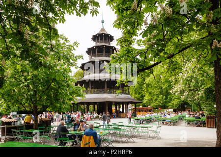 Biergarten und Chinesischen Turm im Englischen Garten, München, Oberbayern, Bayern, Deutschland, Europa Stockfoto