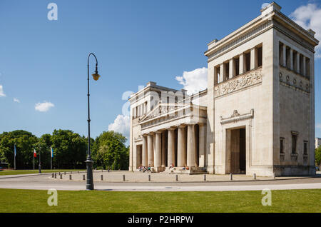 Königsplatz mit Propylaen, City Gate wie der Eingang eines griechischen Tempels entworfen, Architekt Leo von Klenze, neoklassischen Sty Stockfoto