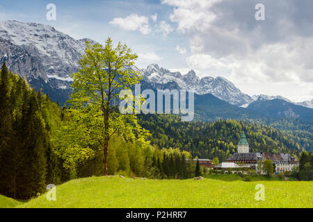 Schloss Elmau Schloss in der Nähe von Klais, 20. Jhd., dem Architekten Carlo Sattler, hotel, Wettersteingebirge, Feder, in der Nähe von Mittenwald, Werde Stockfoto