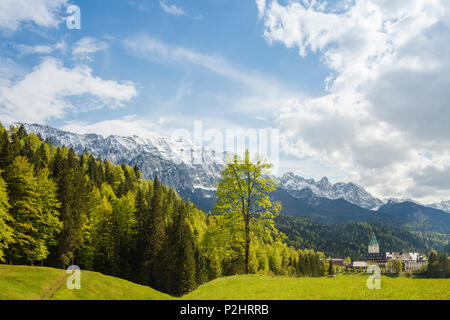 Schloss Elmau Schloss in der Nähe von Klais, 20. Jhd., dem Architekten Carlo Sattler, hotel, Wettersteingebirge, Feder, in der Nähe von Mittenwald, Werde Stockfoto