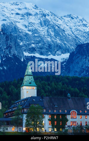 Schloss Elmau Schloss in der Nähe von Klais, 20. Jhd., dem Architekten Carlo Sattler, hotel, Wettersteingebirge, Feder, in der Nähe von Mittenwald, Werde Stockfoto