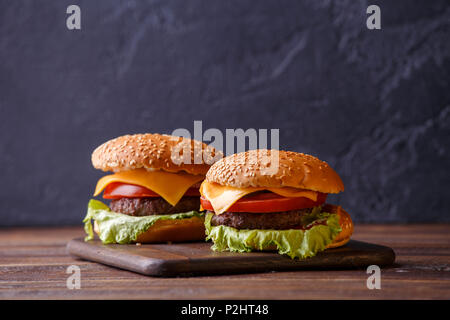 Bild von zwei Hamburger auf hölzernen Tisch Stockfoto