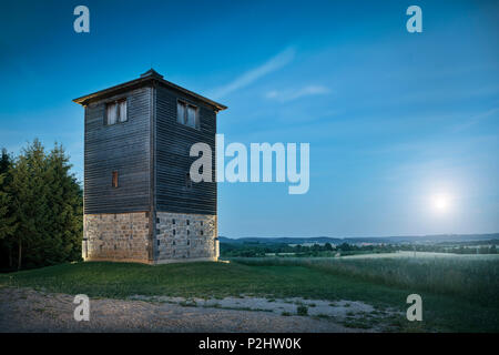 Die Rekonstruktion der Römischen Wachtturm während der Mond steigt, Limes Grenzwall des Römischen Reiches Park Rainau-Buch, Aalen, Ostalb Stockfoto