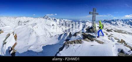 Panorama mit Frau zurück Langlauf stehen auf dem Gipfel des Monte Salza und Cottischen Alpen mit Monte Viso, Mont Stockfoto