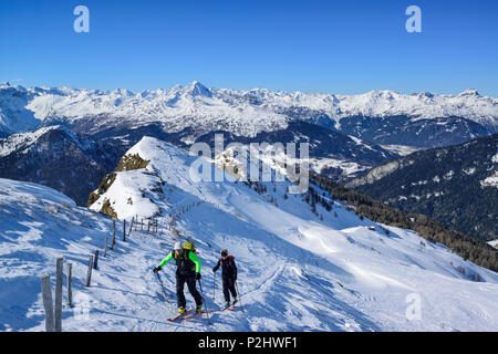 Mann und Frau back-country skiing aufsteigender Richtung Gammerspitze, Stubaier Alpen im Hintergrund, Gammerspitze, Tal von Schmirn Stockfoto