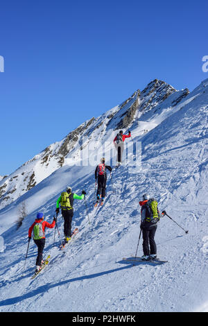 Mehrere Personen zurück - Langlauf aufsteigender Richtung Gammerspitze, Gammerspitze, Tal von Schmirn, Zillertaler Alpen, Tirol, Aust Stockfoto