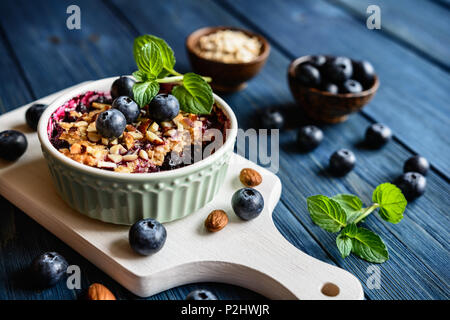 Gebackene blueberry mit Haferflocken und gehackte Mandeln bröckeln Stockfoto