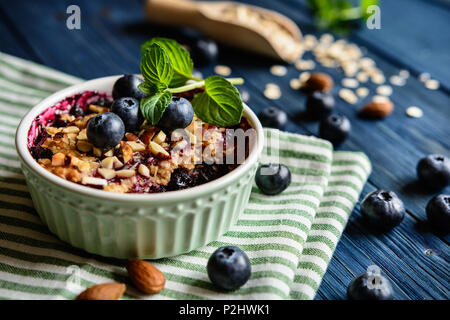 Gebackene blueberry mit Haferflocken und gehackte Mandeln bröckeln Stockfoto
