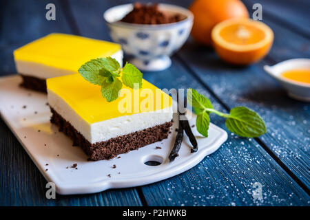 Köstliche Schokolade Kuchen bars mit Mascarpone Layer und orange Jelly nachfüllen Stockfoto