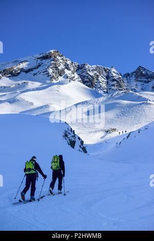Zwei Personen zurück - Langlauf aufsteigend in Richtung kleiner Kaserer, Kleiner Kaserer, Tal von Schmirn, Zillertaler Alpen, Tirol, Au Stockfoto