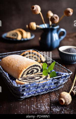 Köstliche Mohn Strudel bestreut mit Puderzucker Stockfoto