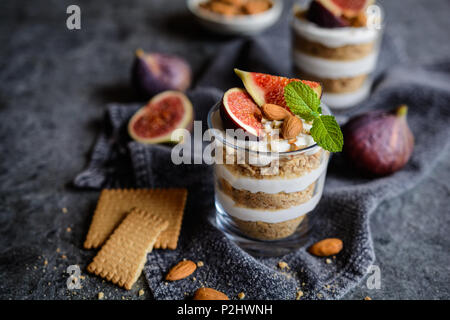 2-in-1-mascarpone Dessert mit zerquetschten Vanille Kekse, Feigen und Mandeln in einem Glas Stockfoto