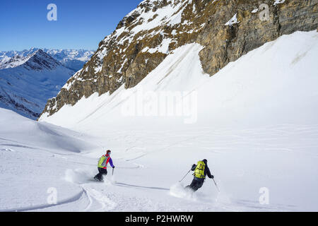 Zwei Personen zurück - Langlauf Abfahrt von Kleiner Kaserer, Kleiner Kaserer, Tal von Schmirn, Zillertaler Alpen, Tirol, Austri Stockfoto