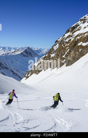 Zwei Personen zurück - Langlauf Abfahrt von Kleiner Kaserer, Kleiner Kaserer, Tal von Schmirn, Zillertaler Alpen, Tirol, Austri Stockfoto