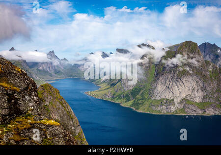 Blick vom Gipfel des Reinebringen Übersicht cloud Auflösen von den schroffen Gipfeln der Western Lofoten in Nordnorwegen Stockfoto