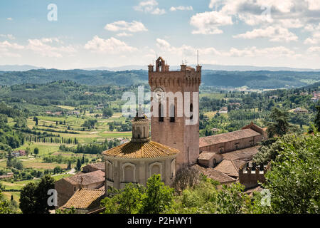 San Miniato, Toskana, Italien. Die 13c Duomo (Kathedrale) und der Campanile (Glockenturm), da die Matilde Turm bekannt, mit der toskanischen Landschaft Stockfoto