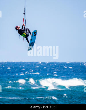 Kitesurfer in vertikaler Aufstieg am beliebten Surfstrand Playa Del Medano an der Küste im Süden von Teneriffa Kanarische Inseln Stockfoto
