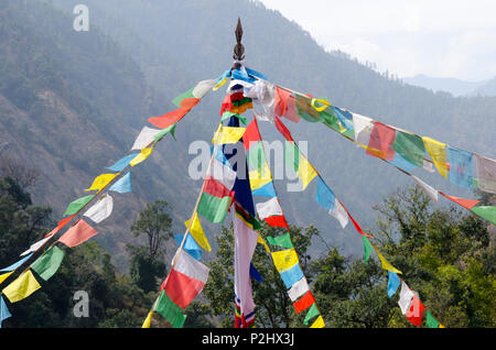 Gebetsfahnen in der Nähe von Bamboo Lodge, Langtang Tal, Nepal Stockfoto