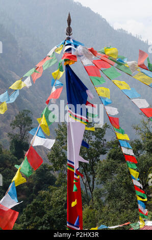 Gebetsfahnen in der Nähe von Bamboo Lodge, Langtang Tal, Nepal Stockfoto