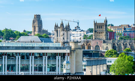 Bristol Skyline vom M Halle auf dem Schwimmenden Hafen mit Blick auf die Kathedrale von Bristol will Turm und die Universität von Bristol UK Stockfoto