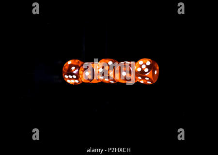 Rote und weiße minus der Würfel auf der Tafel Hintergrundbild Stockfoto