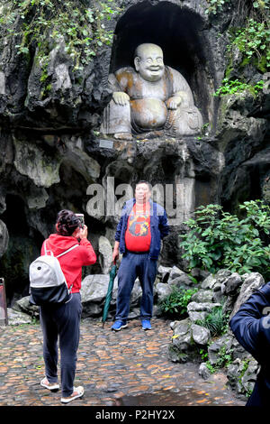 Wettbewerb mit einem Buddha Statue in Fei Lai Feng Park, Hangzhou, Provinz Zhejiang, China Stockfoto