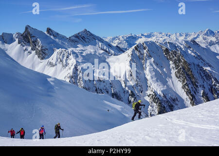 Mehrere Personen zurück - Langlauf aufsteigender Richtung Frauenwand, Zillertaler Alpen, Stubaier Alpen im Hintergrund, Frauenwand, Vall Stockfoto