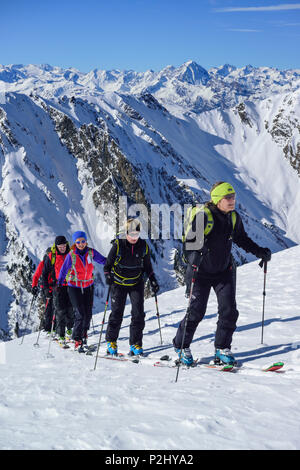 Mehrere Personen zurück - Langlauf aufsteigender Richtung Frauenwand, Zillertaler Alpen, Stubaier Alpen im Hintergrund, Frauenwand, Vall Stockfoto