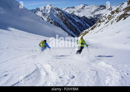 Zwei Personen zurück - Langlauf Abfahrt von Frauenwand, Frauenwand, Tal von Schmirn, Zillertaler Alpen, Tirol, Österreich Stockfoto