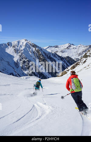 Zwei Personen zurück - Langlauf Abfahrt von Frauenwand, Frauenwand, Tal von Schmirn, Zillertaler Alpen, Tirol, Österreich Stockfoto