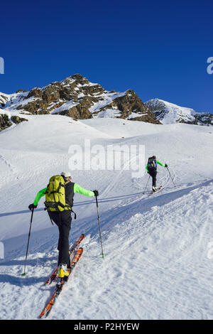 Zwei Personen zurück - Langlauf aufsteigender Richtung Schneespitze, Schneespitze, Tal der Pflersch, Stubaier Alpen, Südtirol, Ital Stockfoto