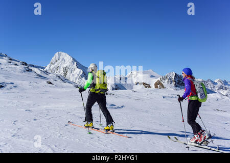 Mann und Frau back-country skiing aufsteigender Richtung Schneespitze, Feuerstein im Hintergrund, Schneespitze, Tal der Pflersch Stockfoto