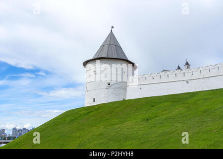 Kazan, Russland - 10. Juni 2018: Weiße runde Turm der Kasaner Kreml Stockfoto