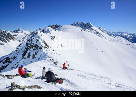 Mehrere Personen zurück Langlaufen in einer Pause am Passo Croce, Passo Croce, Valle Maira, Cottischen Alpen, Piemont, Italien Stockfoto