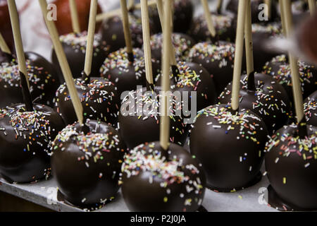 Schokolade Äpfel, mit Schokolade überzogene Früchte detail Stockfoto