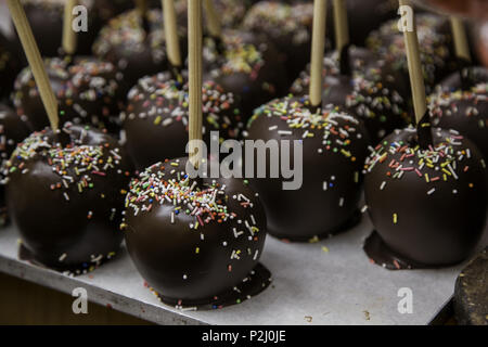 Schokolade Äpfel, mit Schokolade überzogene Früchte detail Stockfoto