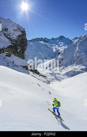 Frau back-country skiing aufsteigender Richtung Monte Salza, im Hintergrund Rocca Senghi, Monte Salza, Valle Varaita, cottischen Alp Stockfoto