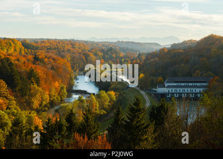 Blick über das Tal der Isar auf die Bayerischen Alpen und die Zugspitze, Herbst, Wasserkraftwerk, Pullach im Isartal, Sout Stockfoto