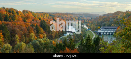 Blick über das Tal der Isar auf die Bayerischen Alpen und die Zugspitze, Herbst, Wasserkraftwerk, Pullach im Isartal, Sout Stockfoto