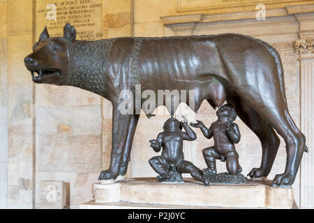 Rom, Italien. Die Kapitolinischen Museum. Halle des She-Wolf. Die Wölfin säugt Romulus und Remus. Der Wolf Statue hat traditionell datiert worden zu