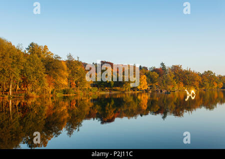 Siehe Wesslinger mit Nessie Skulptur im Herbst, Indian Summer, Starnberger Fünf Seen, Landkreis Starnberg, Bayerische Alpen Stockfoto