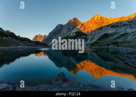 See Drachensee mit Berg Reflexion, Mieminger Gebirge, Wettersteingebirge mit Zugspitze bei Sonnenuntergang, Coburger Hütte, n Stockfoto