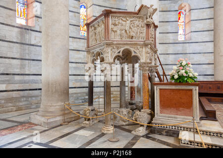 Italienische Renaissance Kanzel von Nicola Pisano in Pisa Baptisterium von St. John (Pisa Baptisterium) an der Piazza dei Miracoli (Piazza del Duomo), Pisa, Toskana, Stockfoto