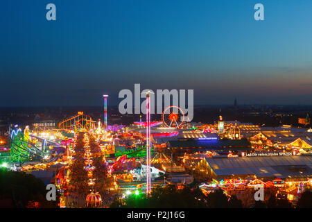 Oktoberfest bei Nacht, München, Obere Baveria, Bayern, Deutschland, Europa Stockfoto